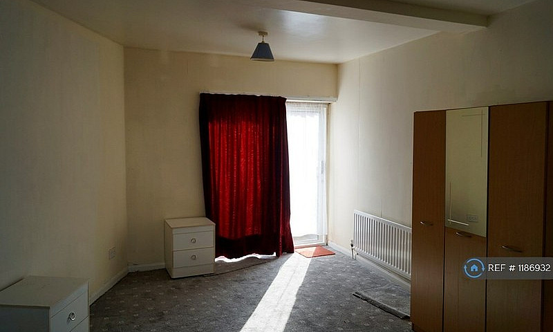 Studio Flat In Westb...