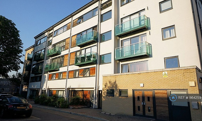 3 Bedroom Flat In Gr...