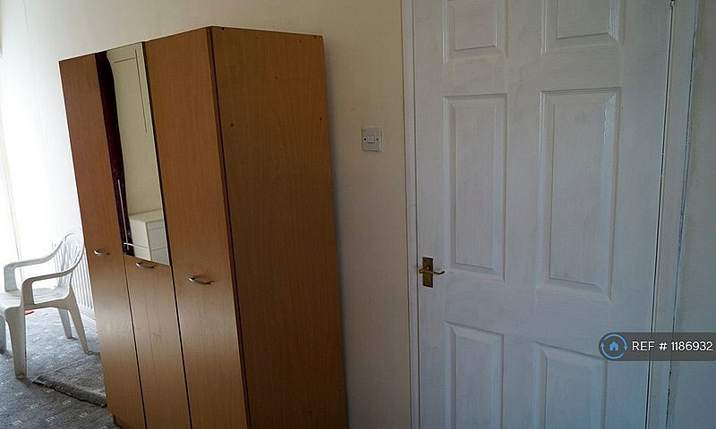 Studio Flat In Westb...