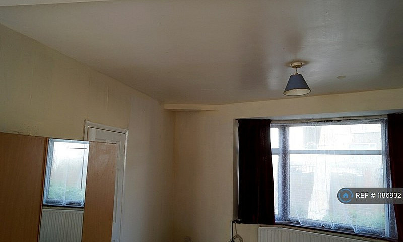 Studio Flat In Westb...