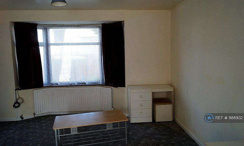 Studio Flat In Westb...