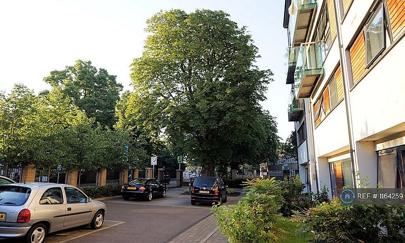 3 Bedroom Flat In Gr...