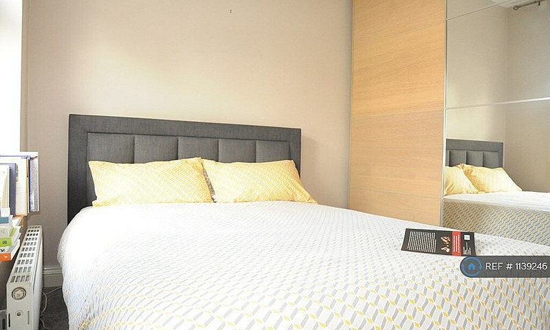 2 Bedroom Flat In Fe...