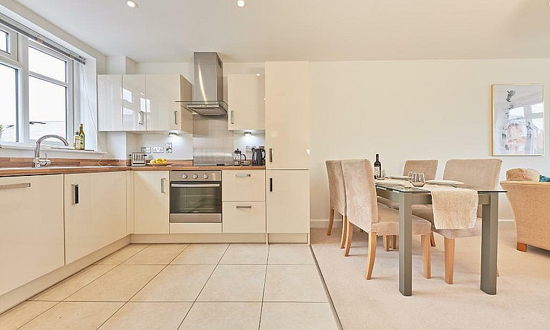 2 Bedroom Flat In Ma...