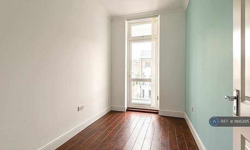 2 Bedroom Flat In Su...
