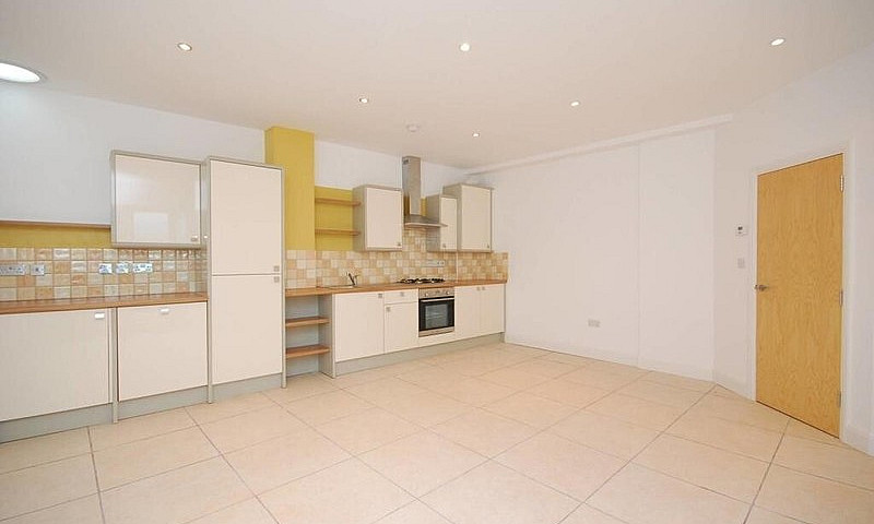 Large 2 Bed Flat On ...