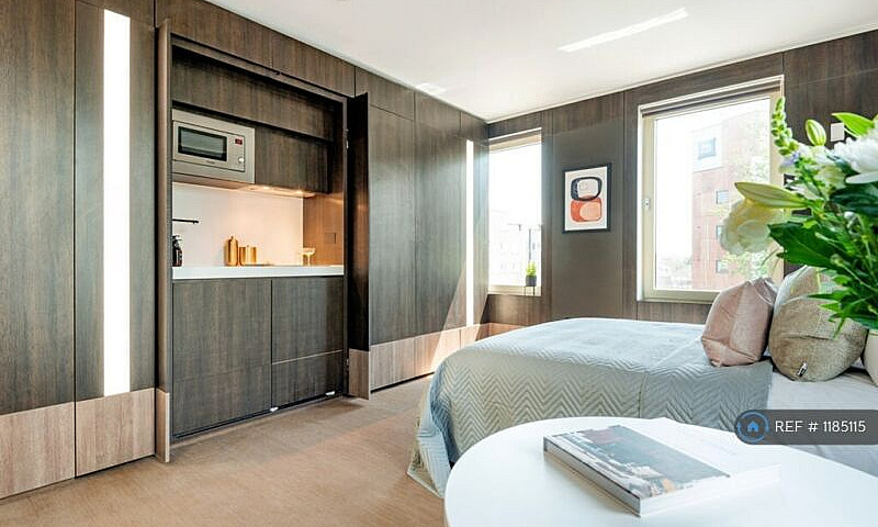 Studio Flat In Houns...