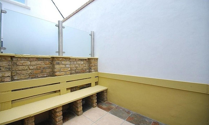 Large 2 Bed Flat On ...
