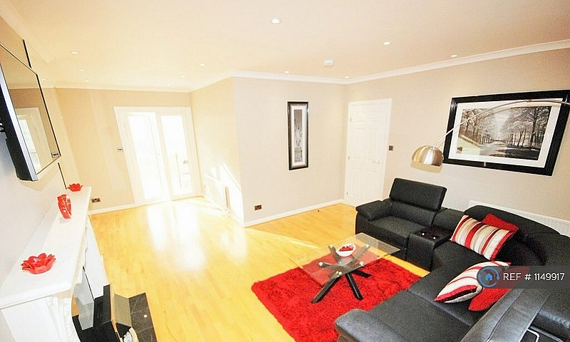 3 Bedroom Flat In Ne...