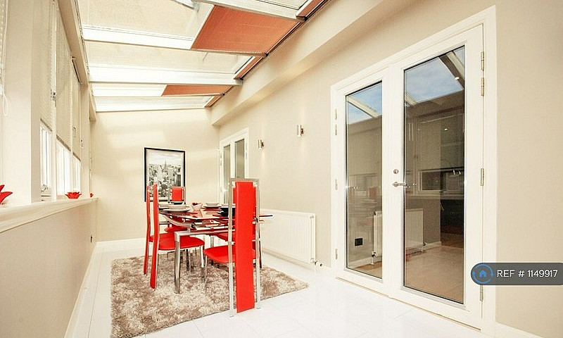 3 Bedroom Flat In Ne...