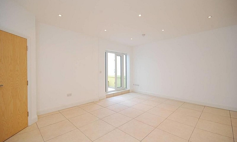 Large 2 Bed Flat On ...