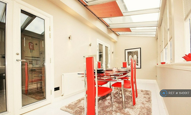 3 Bedroom Flat In Ne...