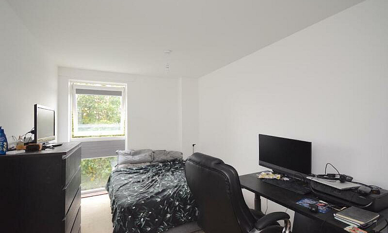 1 Bedroom Flat In Ha...