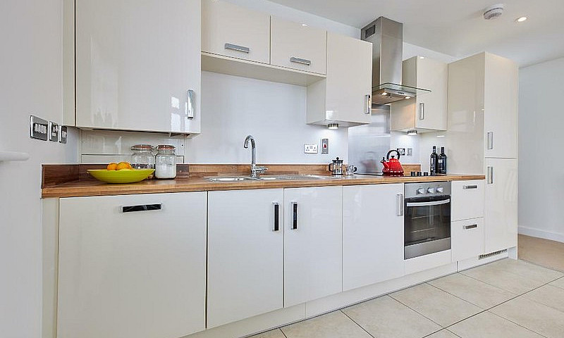 2 Bedroom Flat In Gr...