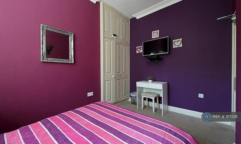 2 Bedroom Flat In Dr...