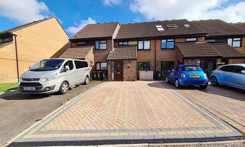 3 Beds 2 Bathrooms –...