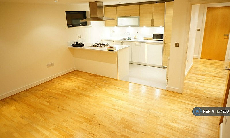 3 Bedroom Flat In Gr...