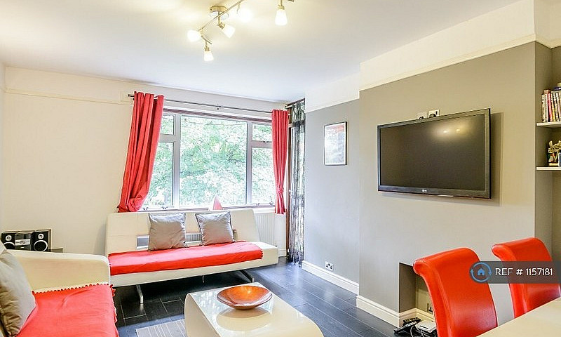 3 Bedroom Flat In Gr...