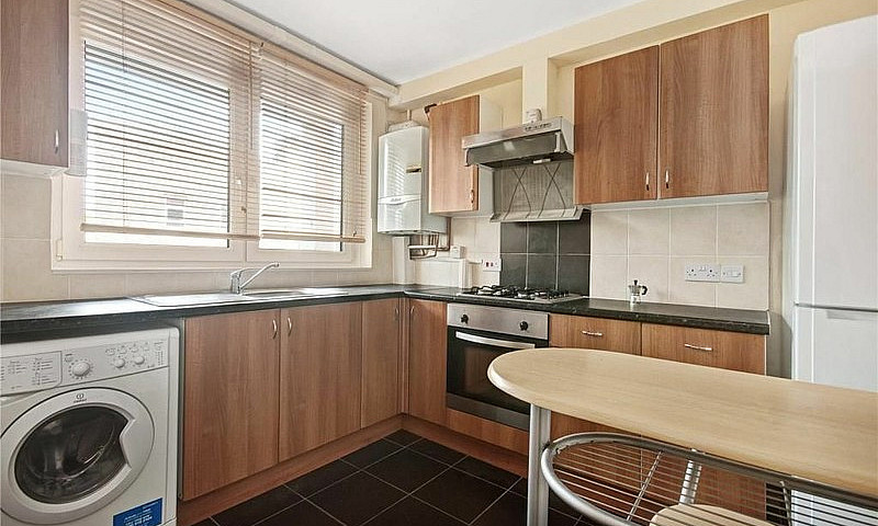4 Bedroom Flat In Ol...