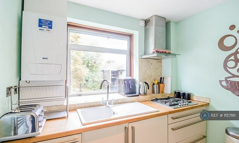 3 Bedroom Flat In Gr...