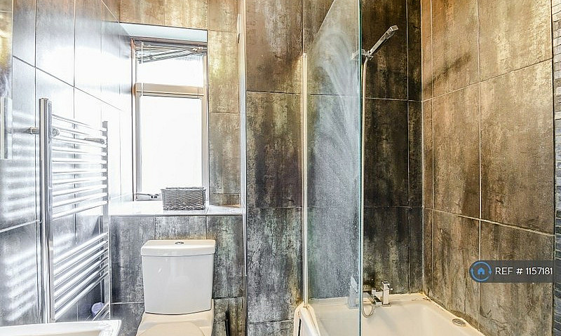 3 Bedroom Flat In Gr...