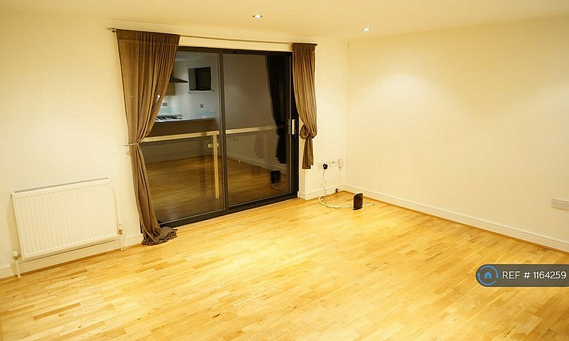 3 Bedroom Flat In Gr...