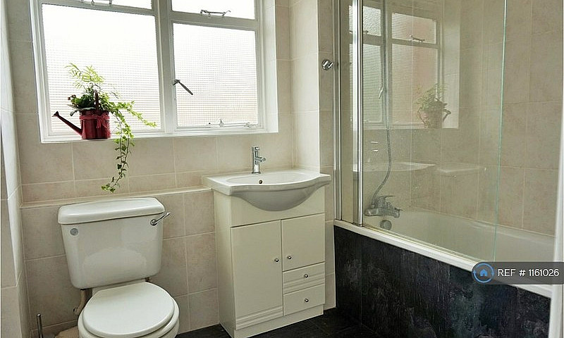 2 Bedroom Flat In Bo...
