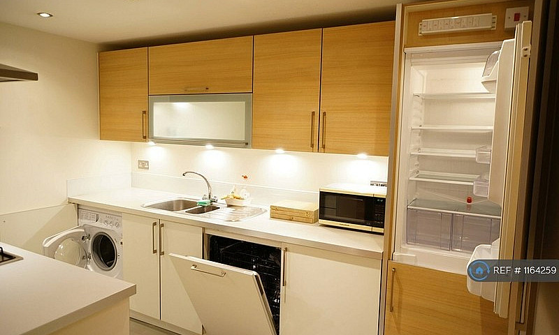 3 Bedroom Flat In Gr...
