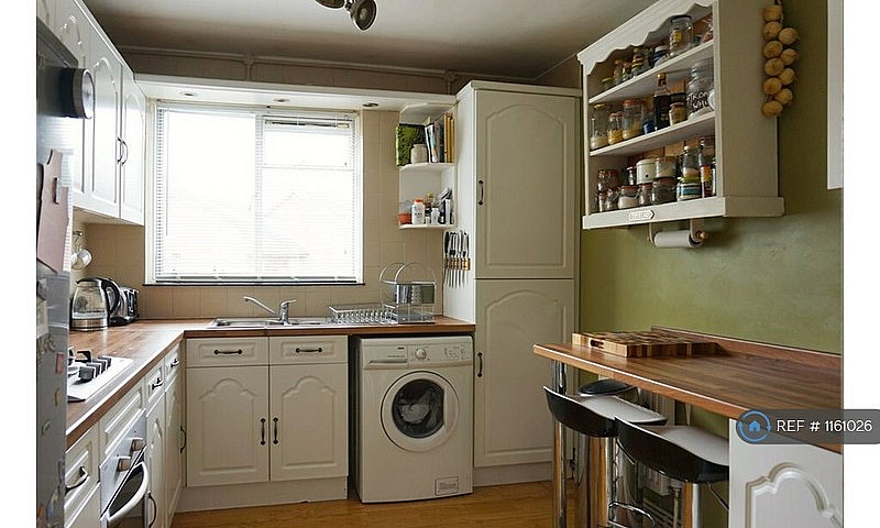 2 Bedroom Flat In Bo...