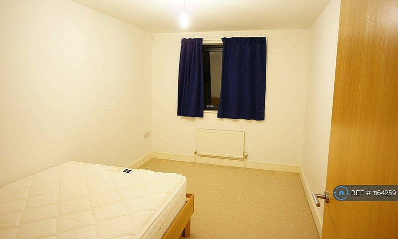 3 Bedroom Flat In Gr...