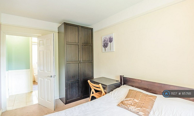 3 Bedroom Flat In Gr...