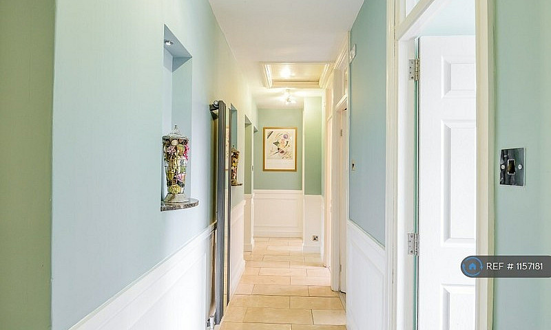 3 Bedroom Flat In Gr...