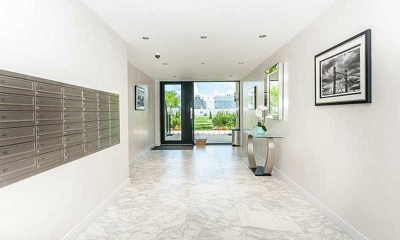 1 Bedroom Flat In In...