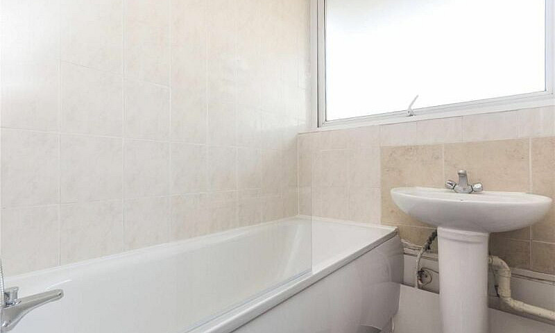 4 Bedroom Flat In Ol...