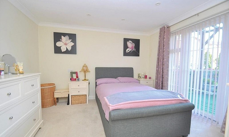 1 Bedroom Flat In La...