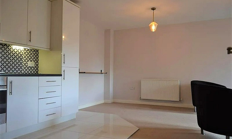2 Bed Flat - Immacul...