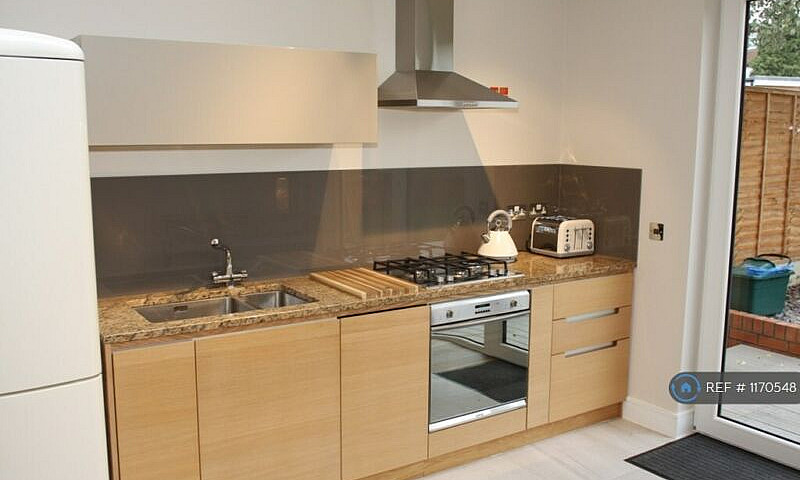 1 Bedroom Flat In Ha...