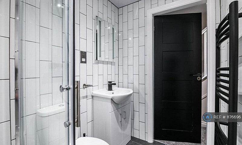 6 Bedroom House In L...
