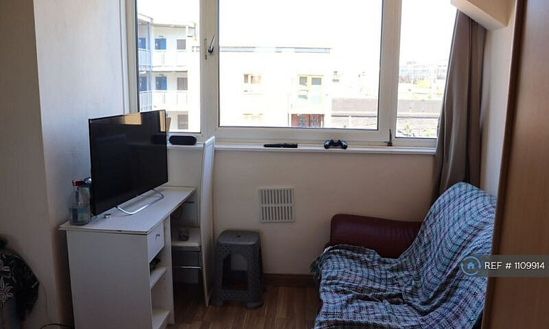 2 Bedroom Flat In As...