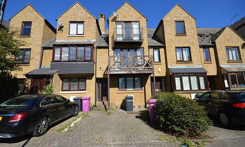 32 Wynan Road *Close...
