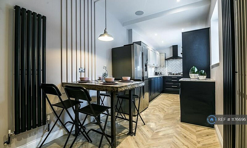 6 Bedroom House In L...