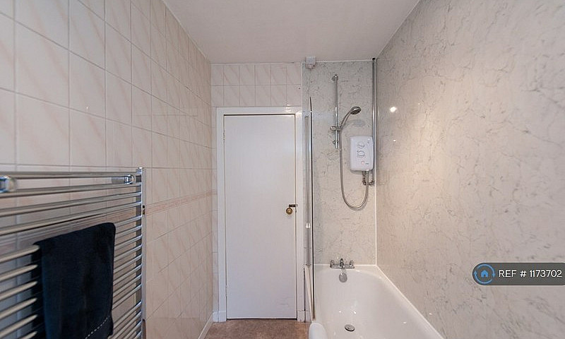 2 Bedroom Flat In La...