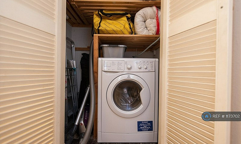 2 Bedroom Flat In La...