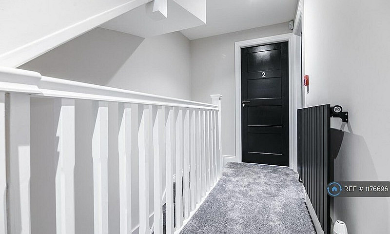 6 Bedroom House In L...