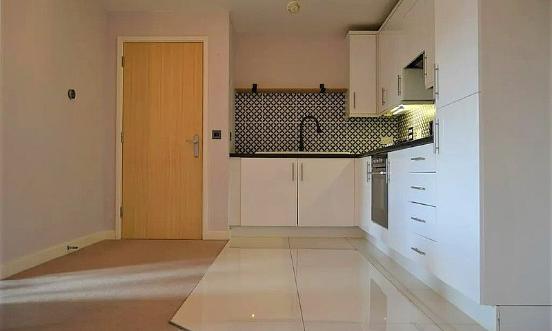 2 Bed Flat - Immacul...