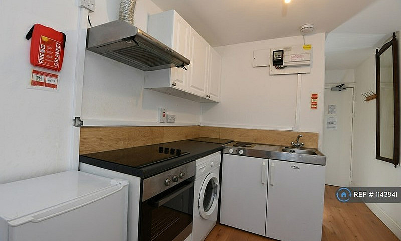 Studio Flat In Kembe...