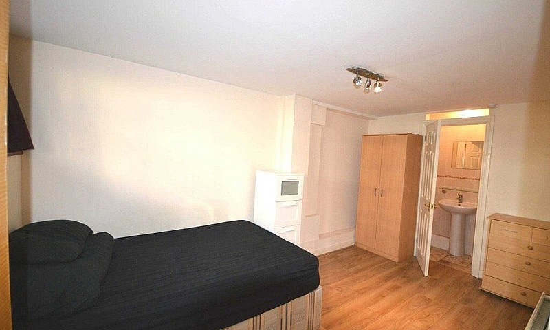 Spacious Double Bedr...