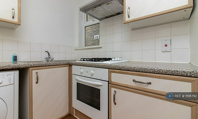 1 Bedroom Flat In Ra...