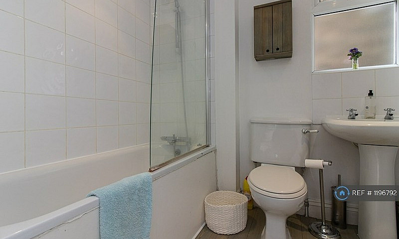 1 Bedroom Flat In Ra...