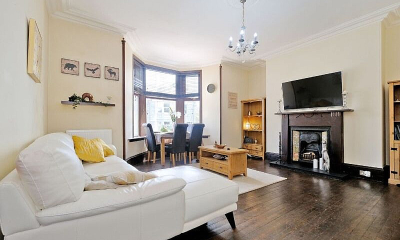 Large 2 Bedroomed Pe...